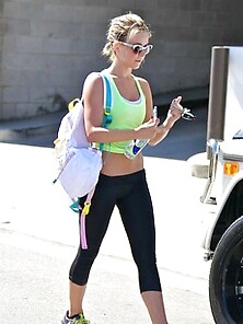 Julianne Hough Looking Hot In Her Gym Clothes