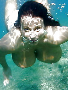 Big Tits Under Water 18
