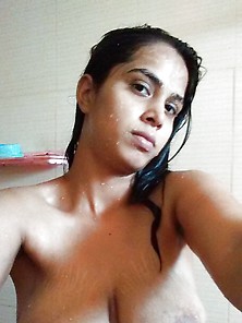 Indian Chick With Her Naked Selfies