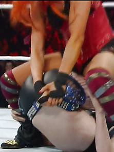 Becky Lynch Vs.  Paige - Wwe Raw Caps