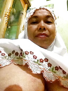 Indonesian- Tante Berjilbab Selfi Bugil