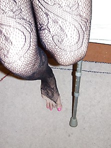 Mi Dream One Legs, One Crutches End Three-Toed