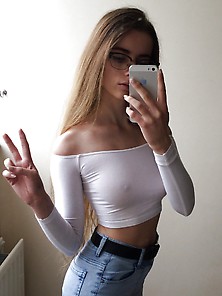 Sexy Girls With Iphone