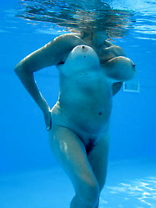 Big Tits Under Water 15
