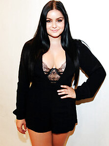 Cleavage Photos Of Ariel Winter