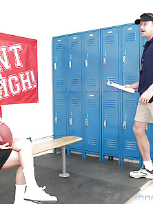 Chick From A Football Team Catches Trainer In The Locker Room An