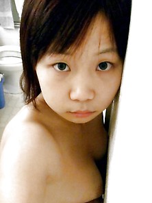 Petite Young Taiwanese Girl Racy Nude Selfie