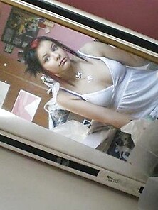 Emo Babe Displaying Her Tits And Pussy