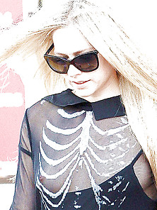 Avril Lavigne Nipple Slip