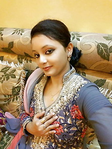 Bangla Desi Cute Wife Kaniz Fatema Take Selfie For Hubby