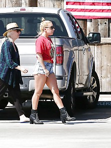 Lady Gaga O&a In Malibu 7-2-17 (Nice Legs)
