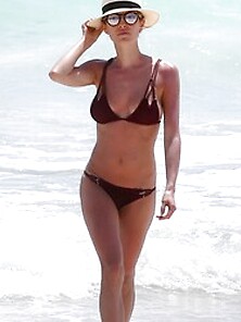 Kristin Cavallari Looks Great In A Bikini