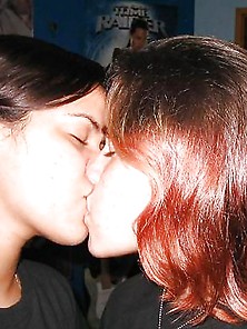 Girls Kissing 4