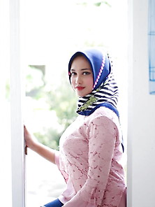 Hot Hijab Model Megaulia (Ongoing Updates)