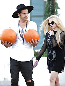 Avril Lavigne Boob Slip While Out Shopping Pumpkins (Update)