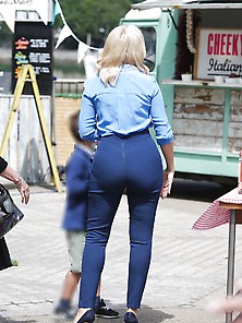 Holly Willoughby Big Booty In Blue Trousers 2016