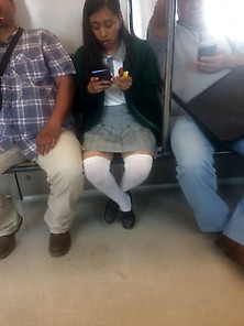 Chica De Secundaria En El Metro