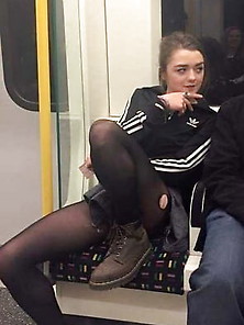 Maisie Williams In Socks And Tights