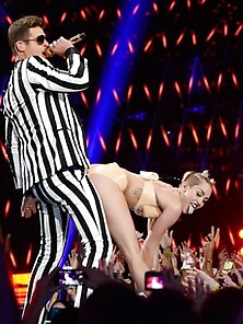 Skanky Miley Cyrus Twerking Performance