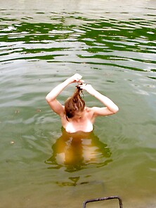 Teen Gf Posing Nude At Water