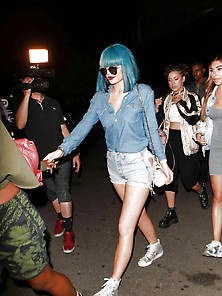 Kylie Stunning Legs Jenner!! Showing Them Off!