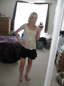 Sexy Amateur Blonde Takes Selfpics