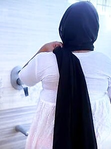 I Fuck My Saudi Stepsister When She Showring In Bathroom