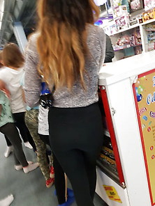 Young Ass Mom In Leggings