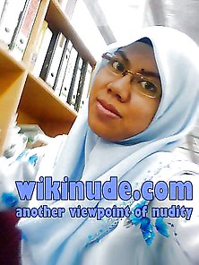 Malay- Tudung Berbaju Kurung Posing Bogel