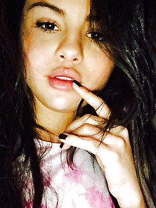 Celebs With Sexy Lips Honorable Mentions: Selena Gomez