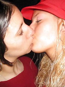 Lesbian Babes Kissing