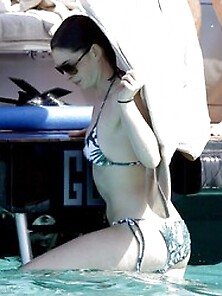 Anne Hathaway's Pics In Bikini