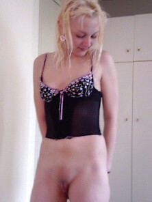 Amateur Blonde Girl Posing Nude