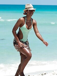 Kelly Rowland's Bikini Photos In Miami Beach