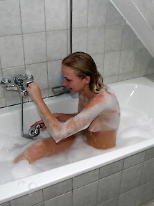 Amateur Gf Nude In Bath