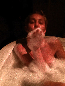 Nude Miley Cyrus In Bathtub So Sexy