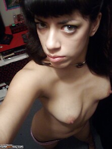 Amateur Girl Posing Nude On Cam