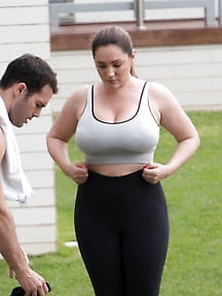 Busty Kelly Brook Works Out