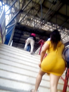 Jovencita En Vestido Ajustado En Escaleras Del Metro De Mty