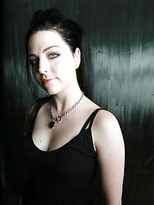 Goth Belter Amy Lee', S Evanescent Clothing Shows She&