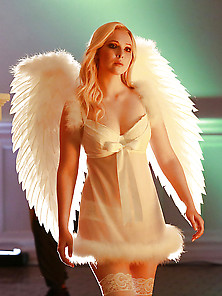 Molly Quinn - Sexy Angel
