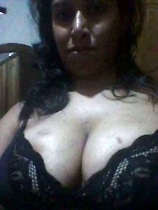 Sri Lankan Woman Showing Her Boobs