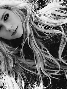 Avril Lavigne (More Of This Cutie)