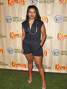 Mindy Kaling Sexy Indian Cuty With Thick Legd