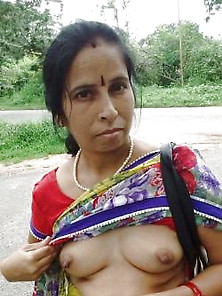 Village Aunty Show Her Boobs With Saree