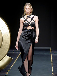 Candice Swanepoel Versace Show (Milan Fw)