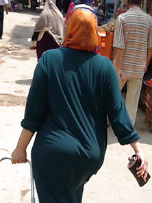 Sexy Mom Shaking Her Big Ass In Street - Mara Sharmouta