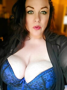 Sexy Bbw Cougar Showing Off All The Goodies