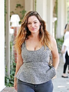 Kelly Brook Fits Sexy Booty In Skinny Jeans