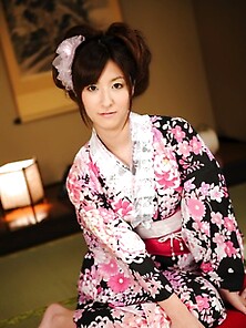 Sweet Japanese Geisha Looks Beautiful For The Camera